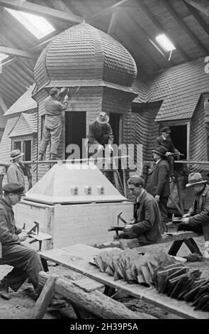 BEI der Ausbildung zum Steinmetz in der Steinmetzschule in Mayen, Deutschland 1930er Jahre.Apprentissage d'un coupeur de pierre à l'école de stonecutter de Mayen, Allemagne des années 1930. Banque D'Images