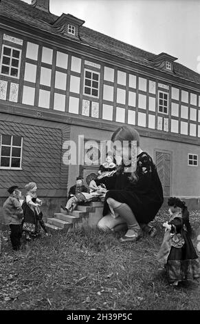 AUS lumpen werden Puppen hergestellt, die in einer Puppenstadt als Freilichtmuseum gezeigt werden, Deutschland 1930er Jahre.Des poupées en chiffons sont exposées dans une exposition en plein air, Allemagne des années 1930. Banque D'Images