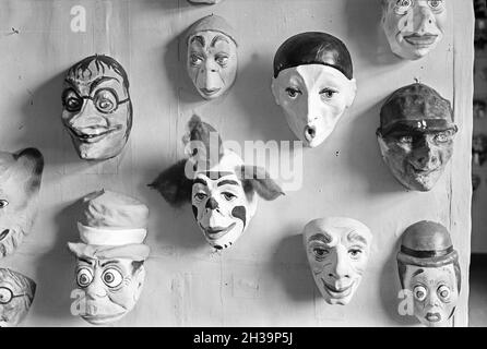 In einer Manufaktur für Masken in Sonneberg, Deutschland 1930er Jahre.Dans une usine produisant des masques à Sonneberg, Allemagne, dans les années 1930. Banque D'Images