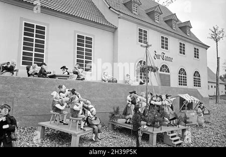 AUS lumpen werden Puppen hergestellt, die in einer Puppenstadt als Freilichtmuseum gezeigt werden, Deutschland 1930er Jahre.Des poupées en chiffons sont exposées dans une exposition en plein air, Allemagne des années 1930. Banque D'Images