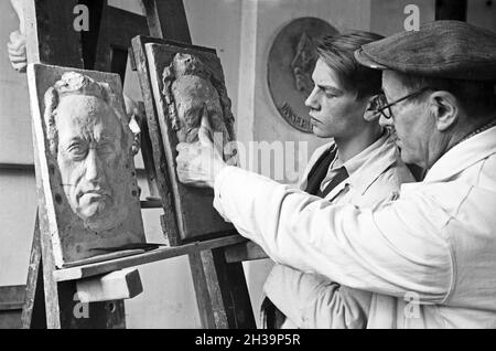 BEI der Ausbildung zum Steinmetz in der Steinmetzschule in Mayen, Deutschland 1930er Jahre.Apprentissage d'un coupeur de pierre à l'école de stonecutter de Mayen, Allemagne des années 1930. Banque D'Images