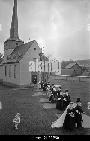 AUS lumpen werden Puppen hergestellt, die in einer Puppenstadt als Freilichtmuseum gezeigt werden, Deutschland 1930er Jahre.Des poupées en chiffons sont exposées dans une exposition en plein air, Allemagne des années 1930. Banque D'Images