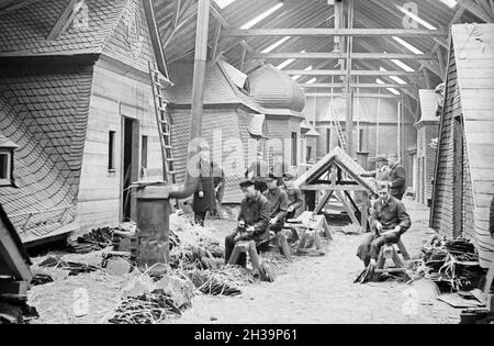 BEI der Ausbildung zum Steinmetz in der Steinmetzschule in Mayen, Deutschland 1930er Jahre.Apprentissage d'un coupeur de pierre à l'école de stonecutter de Mayen, Allemagne des années 1930. Banque D'Images