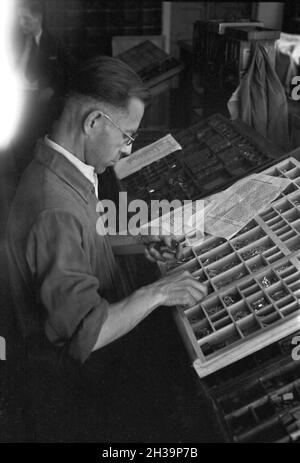 Berufsbilder dans einer Druckerei.Hier der Setzer, Deutschland 1930er Jahre.Professions dans un bureau d'impression.Ici, l'insoleuse de plaques, Allemagne des années 1930. Banque D'Images