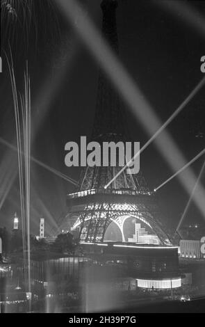 A Paris, le Wird est en effet le siège de l'Eiffelturm beleuchtet, Frankreich 1930er Jahre.La tour Eiffel illuminée de Paris, France des années 1930. Banque D'Images