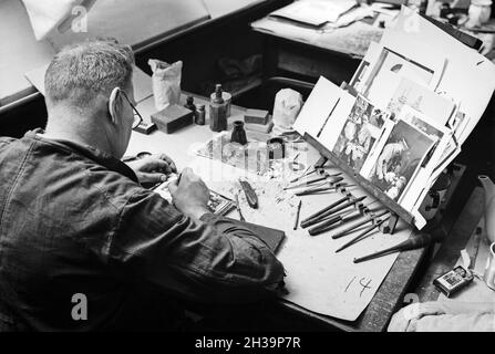 Berufsbilder dans einer Druckerei.Hier der Chemigraph, Deutschland 1930er Jahre.Professions dans un bureau d'impression.Ici le chimigraphe, Allemagne des années 1930. Banque D'Images