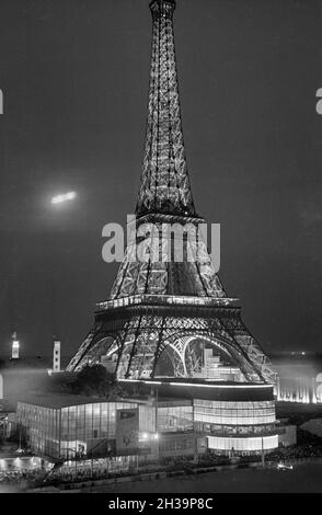 A Paris, le Wird est en effet le siège de l'Eiffelturm beleuchtet, Frankreich 1930er Jahre.La tour Eiffel illuminée de Paris, France des années 1930. Banque D'Images