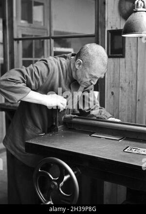 Berufsbilder dans einer Druckerei.Hier der Klischeehersteller an der Fräsmaschine, Deutschland 1930er Jahre.Professions dans un bureau d'impression.Ici le photograveur, Allemagne des années 1930. Banque D'Images