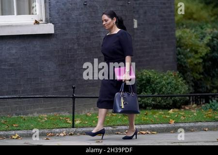 Priti Patel, ministre de l'intérieur, arrive à Downing Street, à Londres, pour assister à une réunion du Cabinet avant que le chancelier Rishi Sunak ne présente son budget à la Chambre des communes.Date de la photo: Mercredi 27 octobre 2021. Banque D'Images