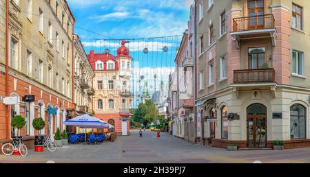 Ternopil, Ukraine 06.07.2021.Rues du centre-ville historique de Ternopil, en Ukraine, le matin ensoleillé de l'été Banque D'Images