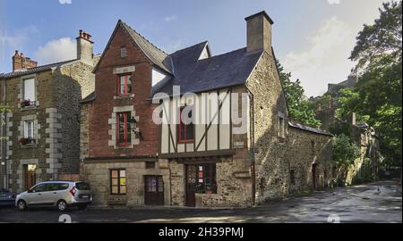 Fougeres Cty, France.Département d'Ille-et-Vilaine, Grande-Bretagne.Rue Foskeraly; la partie de la ville de Fougères juste en dessous du château a gardé la cha Banque D'Images