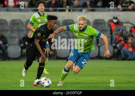 Los Angeles FC Forward Latif Blessing (7) a l'air de dépasser le milieu de terrain des Seattle Sounders Kelyn Rowe (22) lors d'un match MLS, le mardi 26 octobre 2021, in Banque D'Images