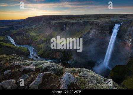 Cascade de Haifoss dans la rivière Fossá en cascade dans le Fossardalur - Islande Banque D'Images