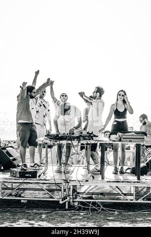 SEVAN, ARMÉNIE - 03 septembre 2021 : photo monochrome d'un groupe d'amis qui font la fête sur une petite scène de concert à la plage du lac de Sevan Banque D'Images