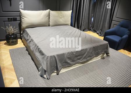 Intérieur d'une chambre moderne et confortable au design moderne. Banque D'Images