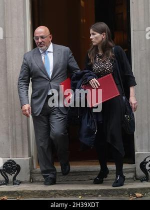 Nadhim Zahawi, secrétaire à l'éducation, et Michelle Donelan, ministre de l'enseignement supérieur et de l'enseignement supérieur, quittent Downing Street, Londres, après avoir assisté à une réunion du Cabinet avant que le chancelier Rishi Sunak ne présente son budget à la Chambre des communes.Date de la photo: Mercredi 27 octobre 2021. Banque D'Images