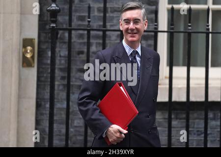 Le chef de la Chambre des communes Jacob Rees-Mogg quitte Downing Street, à Londres, après avoir assisté à une réunion du Cabinet devant le chancelier Rishi Sunak qui a présenté son budget à la Chambre des communes.Date de la photo: Mercredi 27 octobre 2021. Banque D'Images