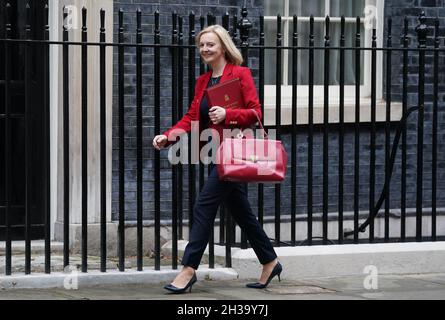 Le secrétaire aux Affaires étrangères Liz Truss quitte Downing Street à Londres, après avoir assisté à une réunion du Cabinet devant le chancelier Rishi Sunak qui a présenté son budget à la Chambre des communes.Date de la photo: Mercredi 27 octobre 2021. Banque D'Images