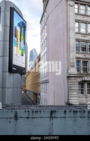 Grande technologie moderne Publicité électronique sur le côté d'Un bâtiment à South Bank Waterloo Central London sans personne Banque D'Images