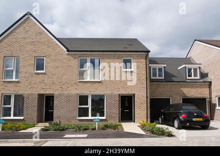 Occupe de nouvelles maisons à Joseph Lancaster Lane, le nouveau développement dans le nord de Chichester, West Sussex, Angleterre, Royaume-Uni. Banque D'Images