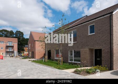 Nouvelles maisons à Joseph Lancaster Lane, le nouveau développement dans le nord de Chichester, West Sussex, Angleterre, Royaume-Uni. Banque D'Images