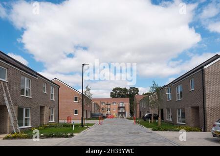 Nouvelles maisons à Joseph Lancaster Lane, le nouveau développement dans le nord de Chichester, West Sussex, Angleterre, Royaume-Uni. Banque D'Images