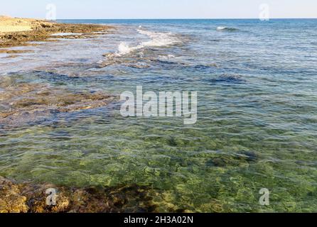 Mer Méditerranée claire au coucher du soleil fin octobre à Ayia Napa Chypre Banque D'Images