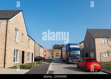 Nouveaux résidents déménageur à Keepers Green, le nouveau développement dans le nord de Chichester, West Sussex, Angleterre, Royaume-Uni. Banque D'Images