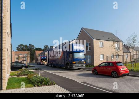 Nouveaux résidents déménageur à Keepers Green, le nouveau développement dans le nord de Chichester, West Sussex, Angleterre, Royaume-Uni. Banque D'Images