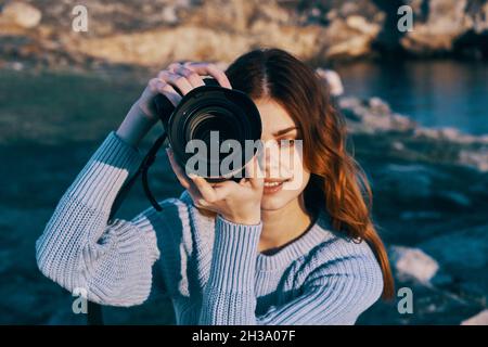 femme aux cheveux rouges photographe nature montagnes rocheuses professionnel Banque D'Images