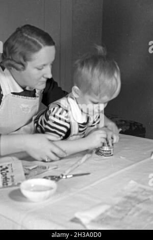 Mutter und genre beim basteln, Deutschland 1930 er Jahre. La mère et l'enfant de faire de l'artisanat, de l'Allemagne des années 1930. Banque D'Images