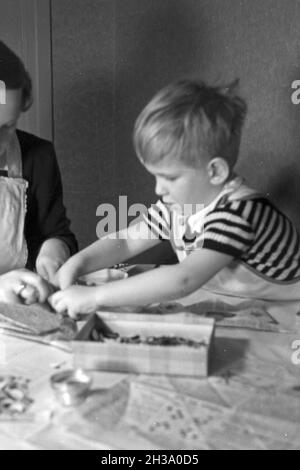 Mutter und genre beim basteln, Deutschland 1930 er Jahre. La mère et l'enfant de faire de l'artisanat, de l'Allemagne des années 1930. Banque D'Images