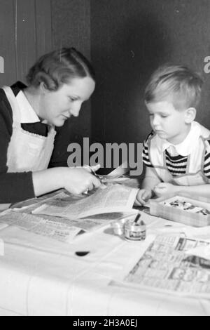 Mutter und genre beim basteln, Deutschland 1930 er Jahre. La mère et l'enfant de faire de l'artisanat, de l'Allemagne des années 1930. Banque D'Images