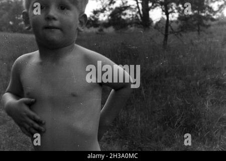 Kleiner Junge beim Camping, Deutschland 1930 er Jahre. Petit camping, Allemagne 1930. Banque D'Images