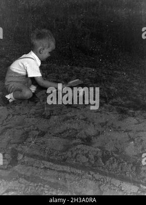 Kleiner Junge beim Camping, Deutschland 1930 er Jahre. Petit camping, Allemagne 1930. Banque D'Images