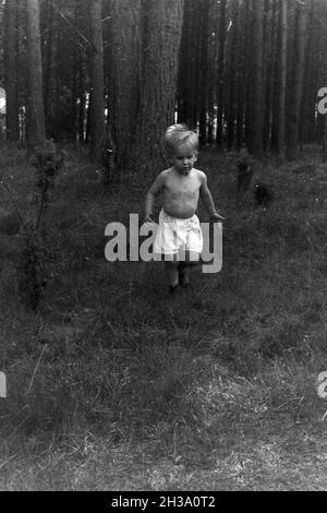 Kleiner Junge beim Camping, Deutschland 1930 er Jahre. Petit camping, Allemagne 1930. Banque D'Images