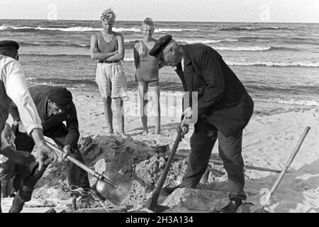 Bademeister am Strand an der Ostsee bei der Arbeit, Deutschland 1930 er Jahre. Baignoire bord à travailler sur la plage de la mer Baltique, Allemagne 1930. Banque D'Images