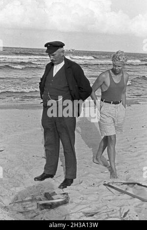 Bademeister am Strand an der Ostsee bei der Arbeit, Deutschland 1930 er Jahre. Baignoire accompagnateur à travailler sur la plage de la mer Baltique, Allemagne 1930. Banque D'Images