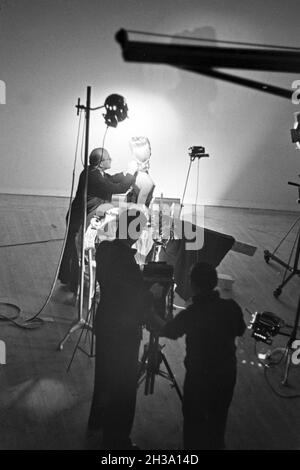 Ausleuchtung eines Stillebens Arrangement und einem Fotostudio, Deutschland 1930er Jahre. L'organisation et l'éclairage d'un femme dans une vie encore à un studio photo, Allemagne 1930. Banque D'Images