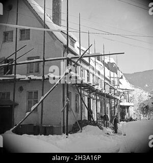 Ein Gerüst an einem Haus, Deutschland 1950er Jahre.Une maison avec un échafaudage, Allemagne des années 1950. Banque D'Images