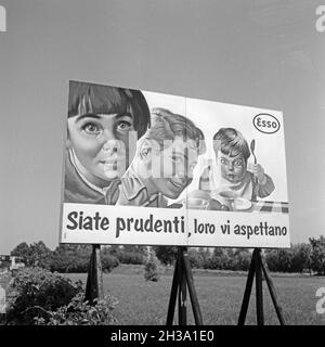 Werbeplakat von Esso an der Autostrada von Mailand nach Navarra, Italien 1950er Jahre.Exposition publicitaire Esso à l'Autostrada entre Milan et Navarre, Italie des années 1950. Banque D'Images