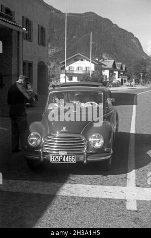 Ein DKW F93 am Zoll, Deutschland 1950er Jahre.Un DKW F93 au bureau de douane, en Allemagne, dans les années 1950. Banque D'Images