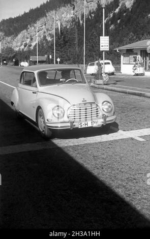 Ein DKW F93 am Zoll, Deutschland 1950er Jahre.Un DKW F93 au bureau de douane, en Allemagne, dans les années 1950. Banque D'Images