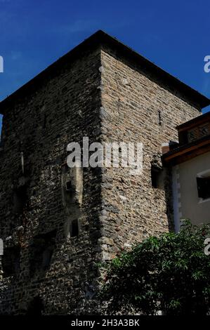 Le Tuor Ardez ou Vonzun Turm, une tour en pierre restaurée du XIIIe siècle dans le canton d'Ardez, Grisons ou Grisons, dans l'est de la Suisse, a servi de bastion familial, de prison et de centre de détention et peut maintenant être loué pour des mariages, des fêtes, des séminaires, des expositions et des concerts. Banque D'Images