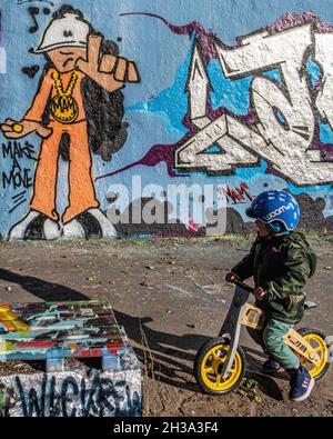 Art urbain Graffiti sur l'ancien mur de Berlin à Mauer Park, Prenzlauer Berg, Berlin le parc a été créé sur l'ancienne bande de la mort entre l'est et l'Ouest Banque D'Images