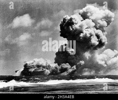 Le porte-avions américain USS Wasp (CV-7) La combustion après avoir reçu trois hits torpille du sous-marin japonais I-19 à l'Est des Îles Salomon, le 15 septembre 1942. Banque D'Images