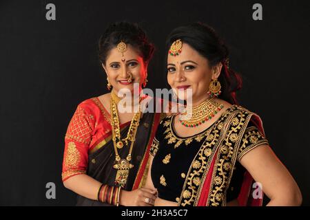 Indian Marathi femmes en saree traditionnelle et bijoux en or lourd.Regarder l'appareil photo.Sourire.Deux femmes Banque D'Images