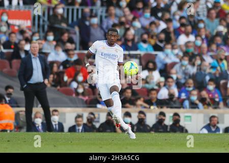 Barcelone, Espagne.24 octobre 2021.David Alaba (Real) football : Espagnol 'la Liga Santander' match entre le FC Barcelone 1-2 Real Madrid CF au Camp Nou à Barcelone, Espagne .Crédit: Mutsu Kawamori/AFLO/Alay Live News Banque D'Images