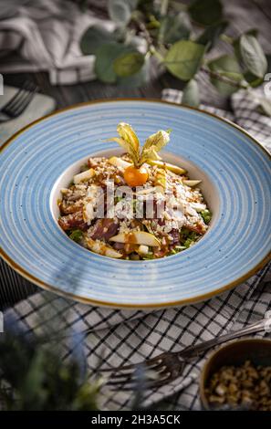 Salade saine à la poire, au prosciutto et à la laitue à feuilles vertes Banque D'Images
