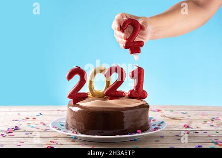 2022 gâteau et ornements sur table en bois et fond bleu Banque D'Images